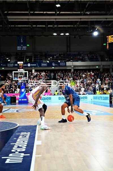 Spielszene mit Davion Mintz (10; Würzburg Baskets) und Paul Zipser (9; MLP Academics Heidelberg)