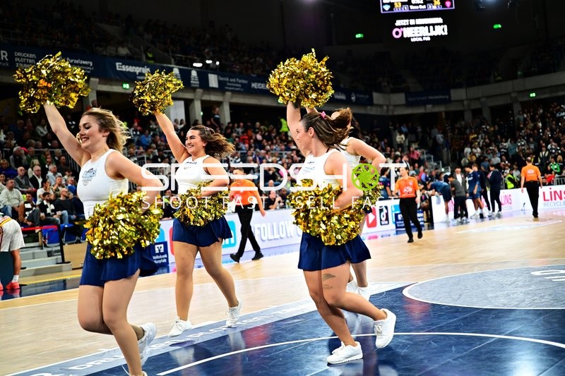 Cheerleader tanzen beim easyCredit BBL Spiel