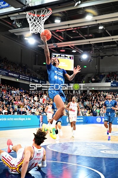 Korbleger von Samuell Williamson (10; MLP Academics Heidelberg) gegen Johnathan Stove (22; Würzburg Baskets)