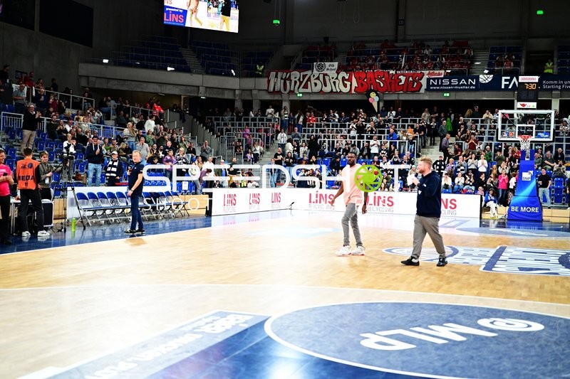 Moderation auf dem Spielfeld