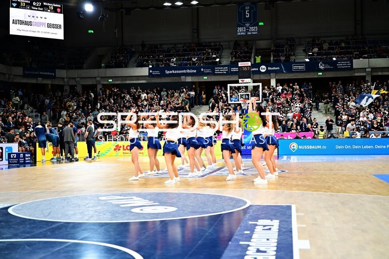 Cheerleader tanzen beim BBL-Spiel