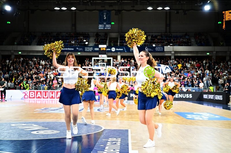 Cheerleader tanzen im SNP Dome