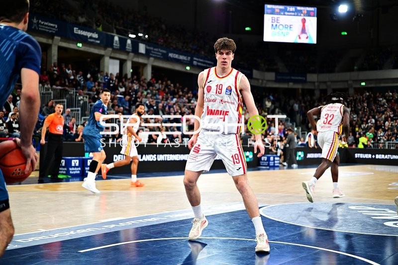 Christian Skladanowski (19; Würzburg Baskets) verteidigt