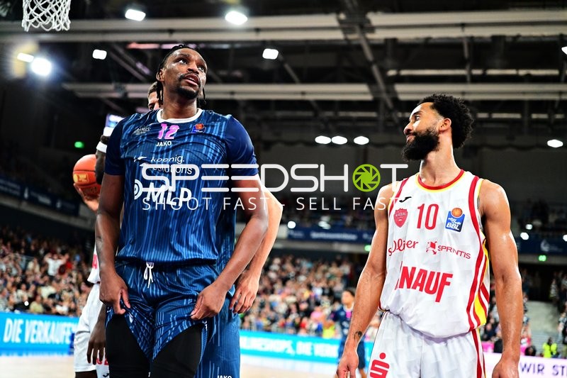 Osun Osunniyi (12; MLP Academics Heidelberg) und Davion Mintz (10; Würzburg Baskets) auf dem Spielfeld