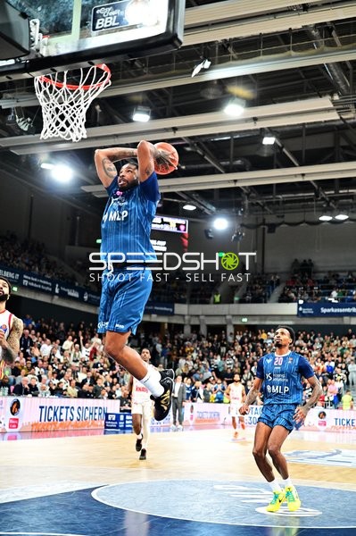 Dunk von Samuell Williamson (10; MLP Academics Heidelberg) im Spiel