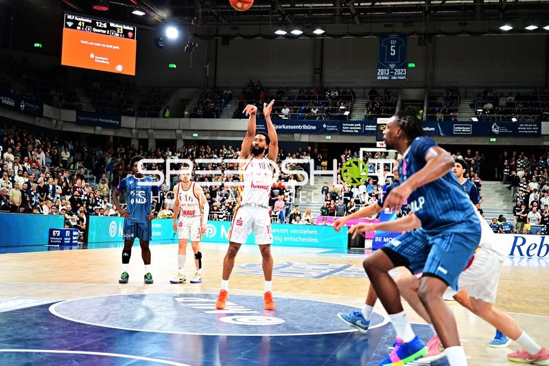 Freier Wurf von Davion Mintz (10; Würzburg Baskets)