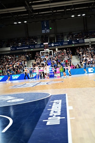 Samuell Williamson (10; MLP Academics Heidelberg) und Davion Mintz (10; Würzburg Baskets) in Aktion