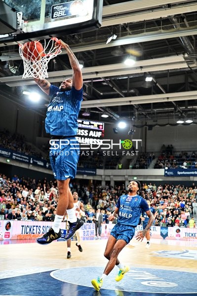 Dunk von DJ Horne (0; MLP Academics Heidelberg) mit Unterstützung von Michael Weathers (20; MLP Academics Heidelberg)