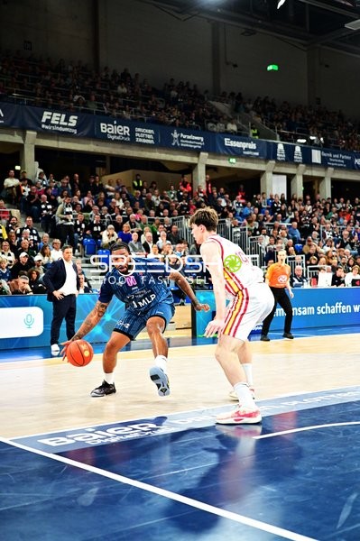 Spielszene mit Marcus Weathers (0; MLP Academics Heidelberg) und Davion Mintz (10; Würzburg Baskets)