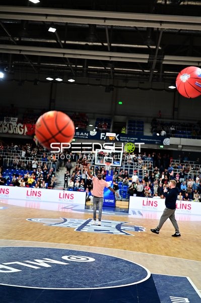 Aktion mit Basketball im SNP Dome