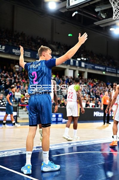 Niklas Würzner (2; MLP Academics Heidelberg) verteidigt