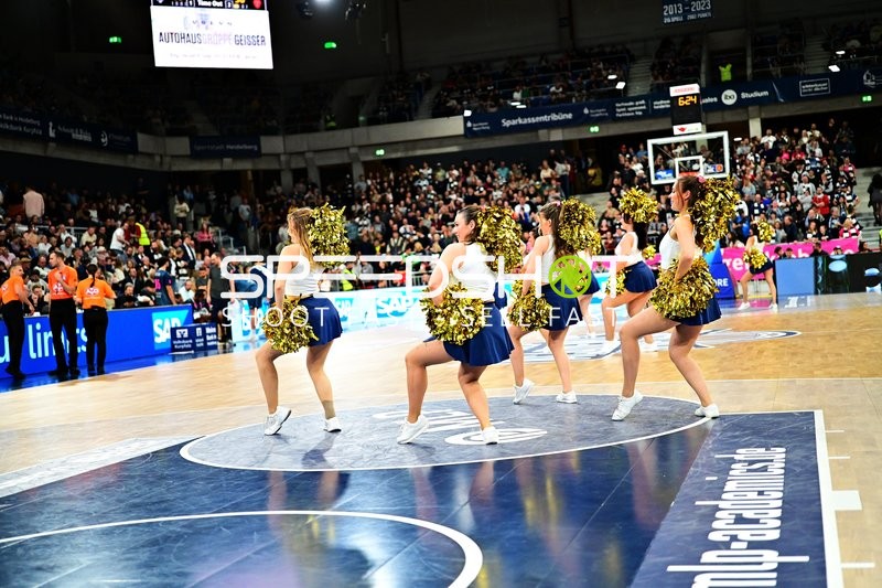 Cheerleader tanzen im SNP Dome