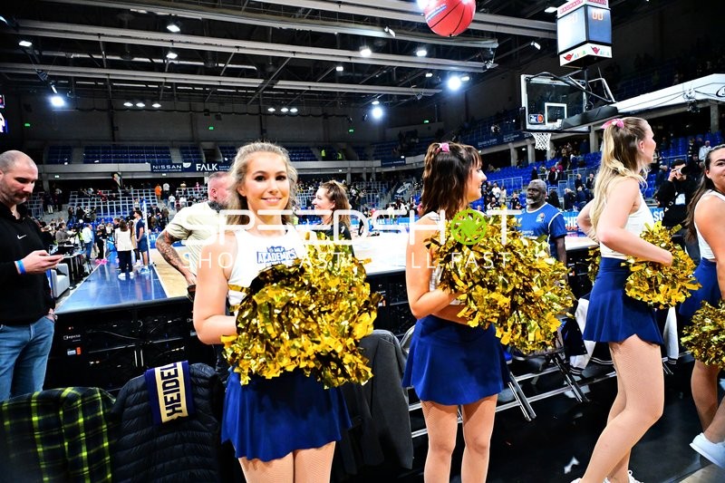 Cheerleader am Spielfeldrand