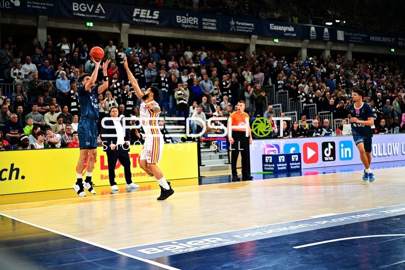 Spielszene mit Samuell Williamson (10; MLP Academics Heidelberg) und David Muenkat (55; Würzburg Baskets)