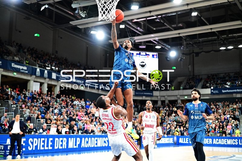 Spielszene mit Marcel Keßen (15; MLP Academics Heidelberg) und Marcus Carr (5; Würzburg Baskets)