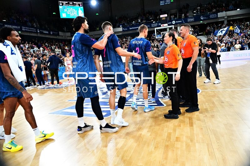 Spieler von MLP Academics Heidelberg begrüßen Offizielle