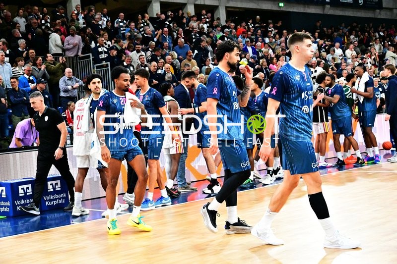 Nach Spielende mit Michael Weathers (20; MLP Academics Heidelberg) und Erol Ersek (11; MLP Academics Heidelberg)