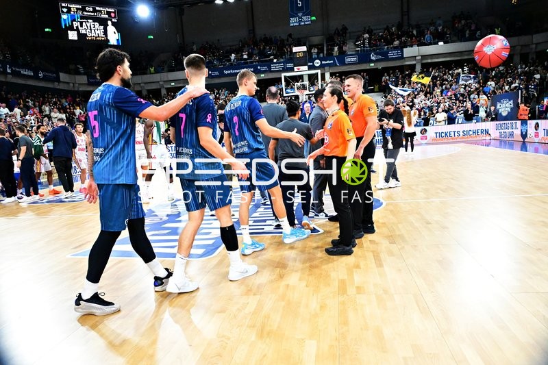 Spieler von MLP Academics Heidelberg begrüßen Schiedsrichter