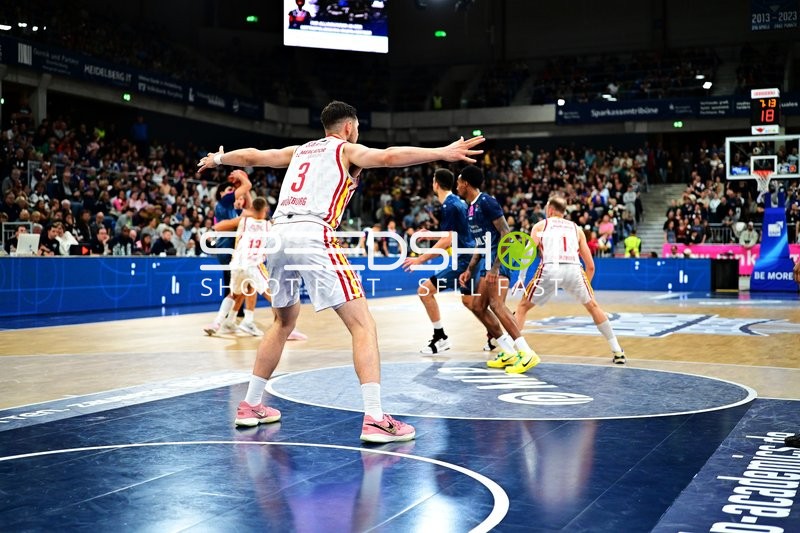 Spielszene mit Leo Saffer (3; Würzburg Baskets) und Kevin McClain (3; MLP Academics Heidelberg)