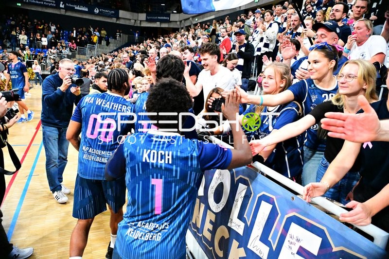 Spieler von MLP Academics Heidelberg feiern mit Fans