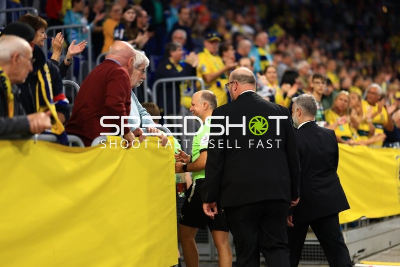 Fans applaudieren am Spielfeldrand