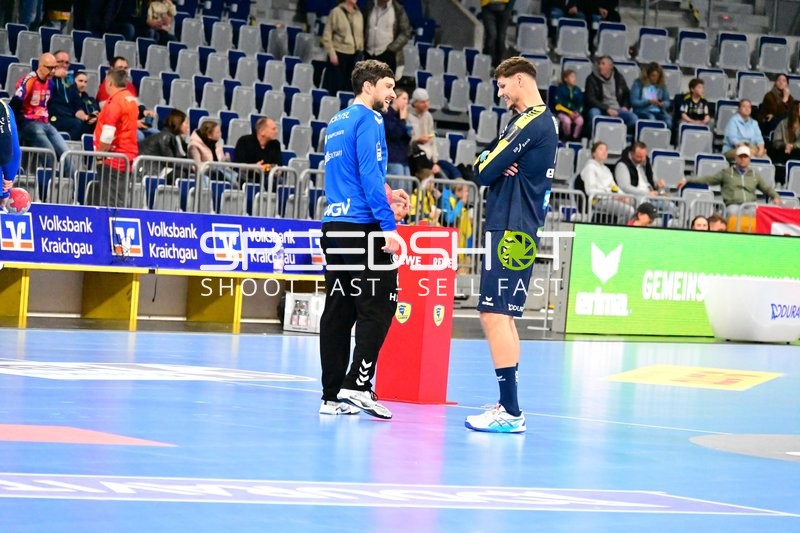 Sebastian Heymann (13; Rhein Neckar Löwen) und Alon Oberman (7; TVB 1898 Stuttgart) im Gespräch