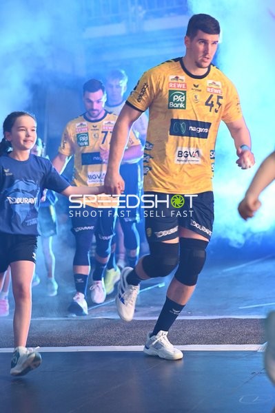 Halil Jaganjac (45; Rhein Neckar Löwen) und Dani Baijens (77; Rhein Neckar Löwen) beim Einlauf