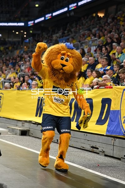 Maskottchen von Rhein Neckar Löwen jubelt