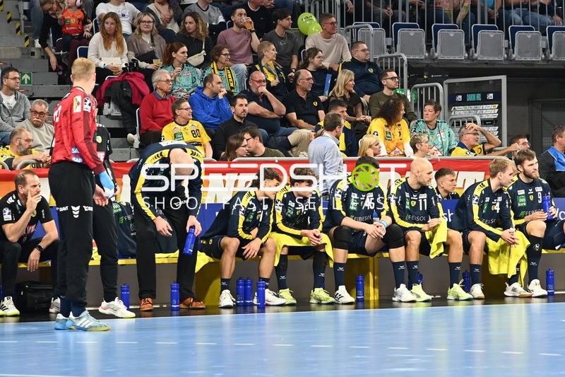 Spieler von Rhein Neckar Löwen auf der Bank