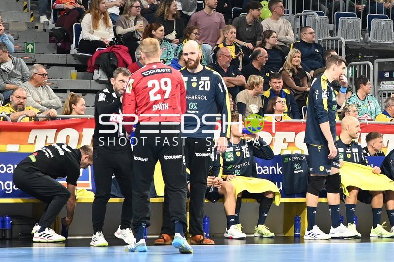 David Späth (29; Rhein Neckar Löwen) im Gespräch auf der Bank