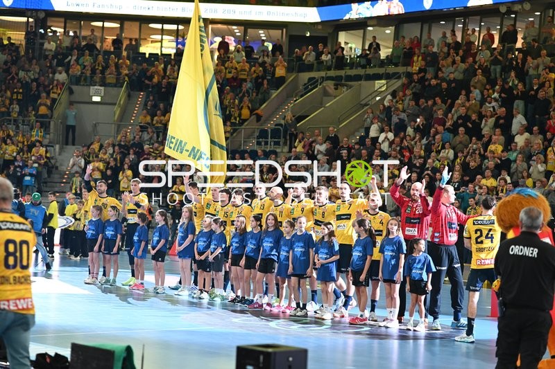 Spieler von Rhein Neckar Löwen begrüßen Fans
