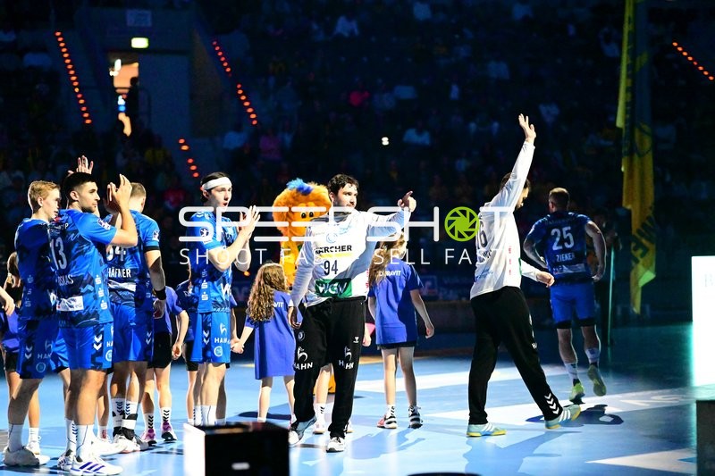 Spieler von TVB 1898 Stuttgart betreten das Spielfeld