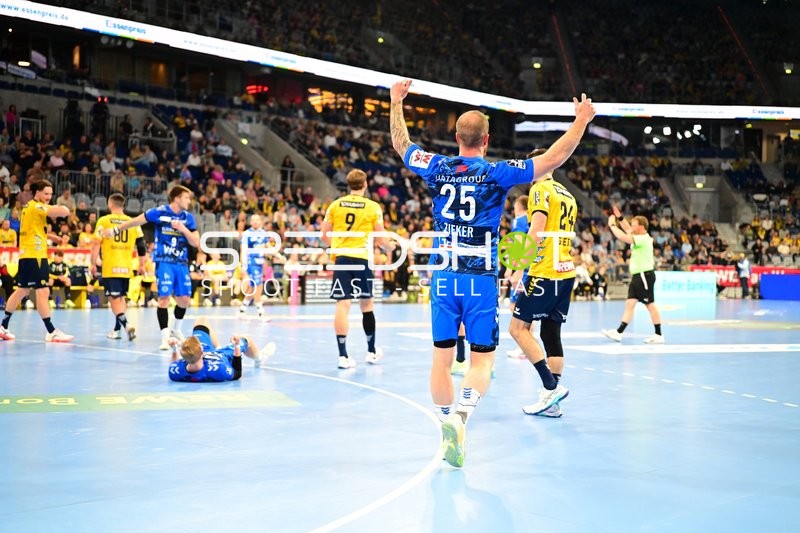 Zweikampf zwischen Patrick Groetzki (24; Rhein Neckar Löwen) und Patrick Zieker (25; TVB 1898 Stuttgart)