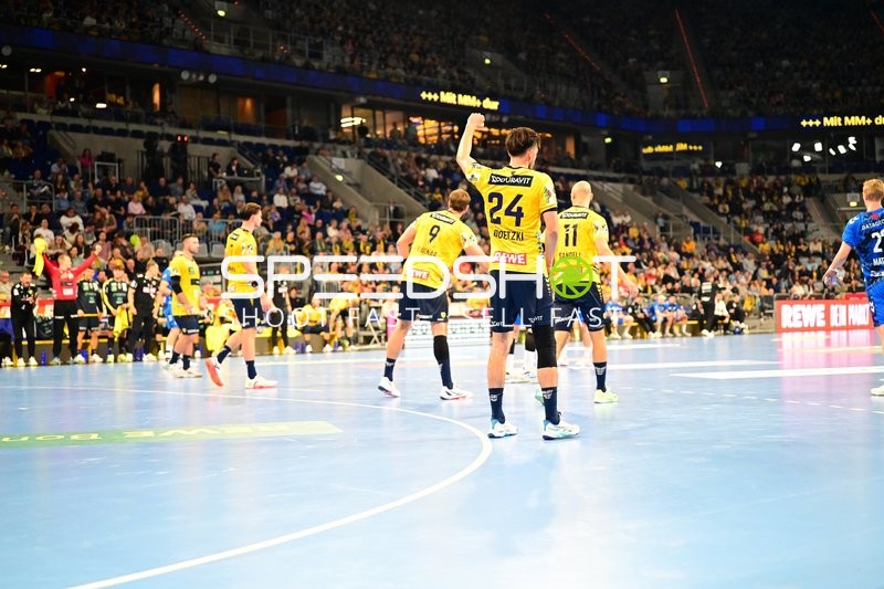 Positionierung von Patrick Groetzki (24; Rhein Neckar Löwen) und Torben Matzken (22; TVB 1898 Stuttgart)