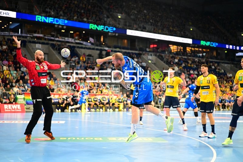 Parade von Mike Jensen (20; Rhein Neckar Löwen)