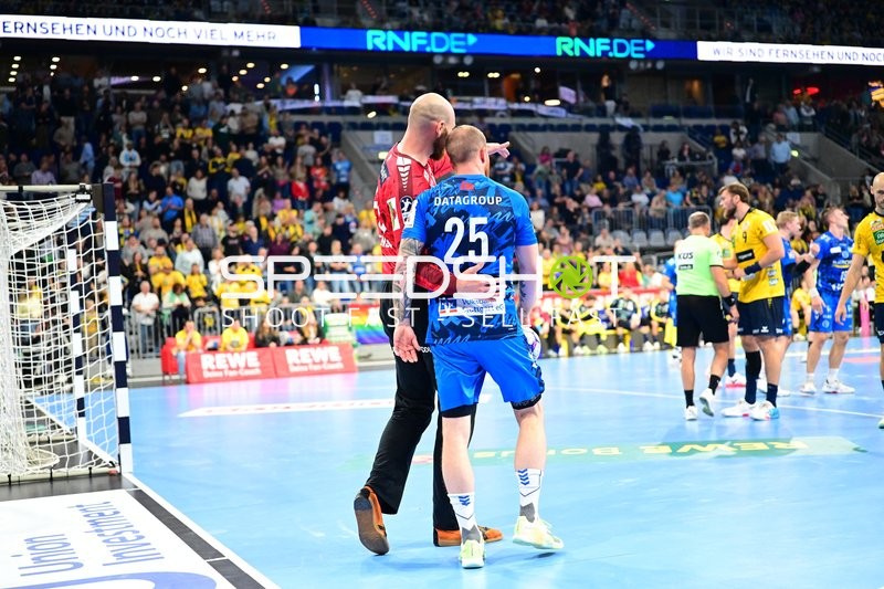 Schiedsrichter und Patrick Zieker (25; TVB 1898 Stuttgart) im Gespräch