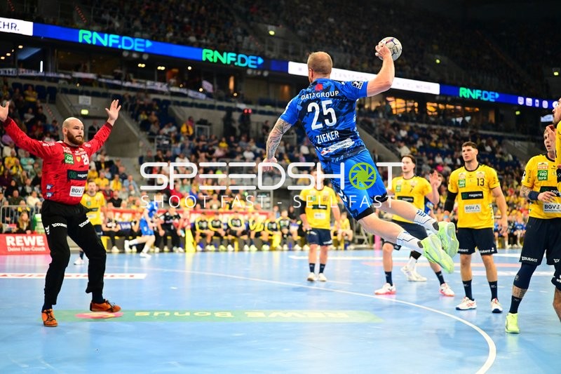 Torwurf von Patrick Zieker (25; TVB 1898 Stuttgart) gegen Mike Jensen (20; Rhein Neckar Löwen)