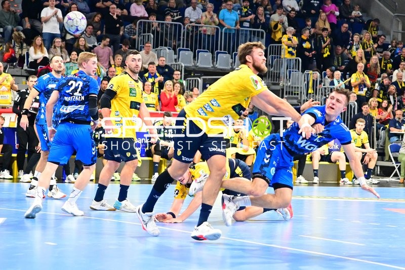 Zweikampf um den Ball zwischen Jannik Kohlbacher (80; Rhein Neckar Löwen) und Torben Matzken (22; TVB 1898 Stuttgart)