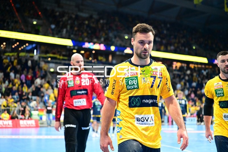 Dani Baijens (77; Rhein Neckar Löwen) und Mike Jensen (20; Rhein Neckar Löwen) mit Jannik Kohlbacher (80; Rhein Neckar Löwen) auf dem Spielfeld