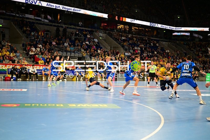 Zweikampf zwischen Lukas Sandell (11; Rhein Neckar Löwen) und Patrick Zieker (25; TVB 1898 Stuttgart)