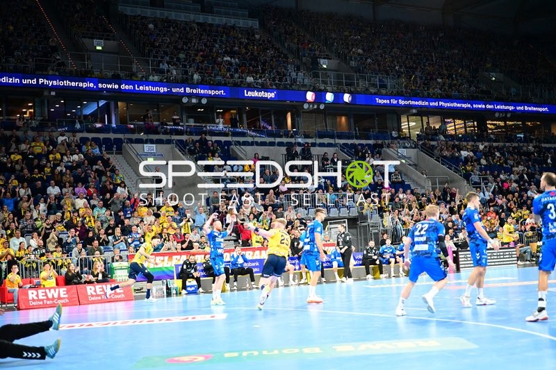 Zweikampf zwischen Haukur Thrastarson (25; Rhein Neckar Löwen) und Torben Matzken (22; TVB 1898 Stuttgart)