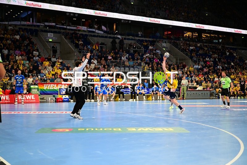 Kai Häfner (34; TVB 1898 Stuttgart) wirft