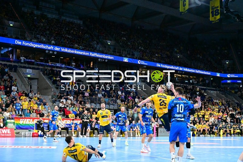 Zweikampf zwischen Jannik Kohlbacher (80; Rhein Neckar Löwen) und Patrick Zieker (25; TVB 1898 Stuttgart)