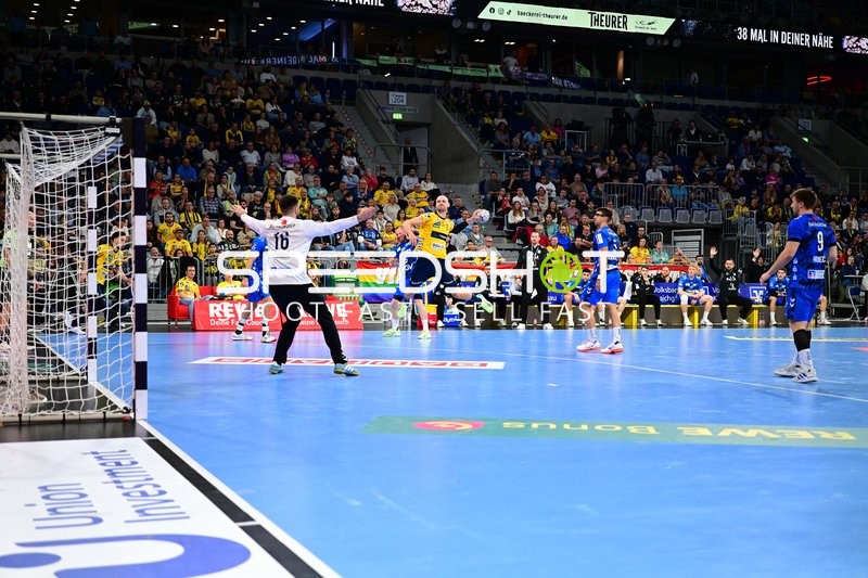 Haukur Thrastarson (25; Rhein Neckar Löwen) wirft aufs Tor