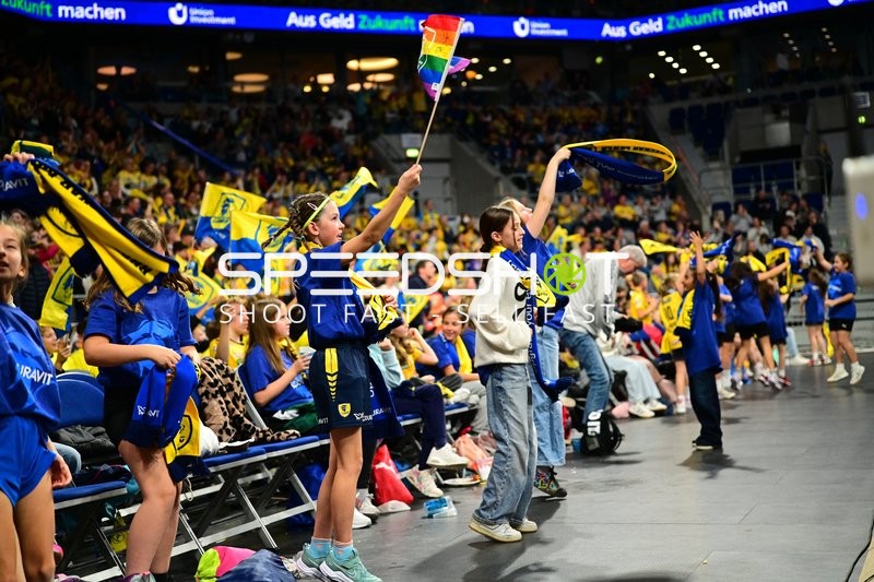 Fans feiern in der SAP ARENA