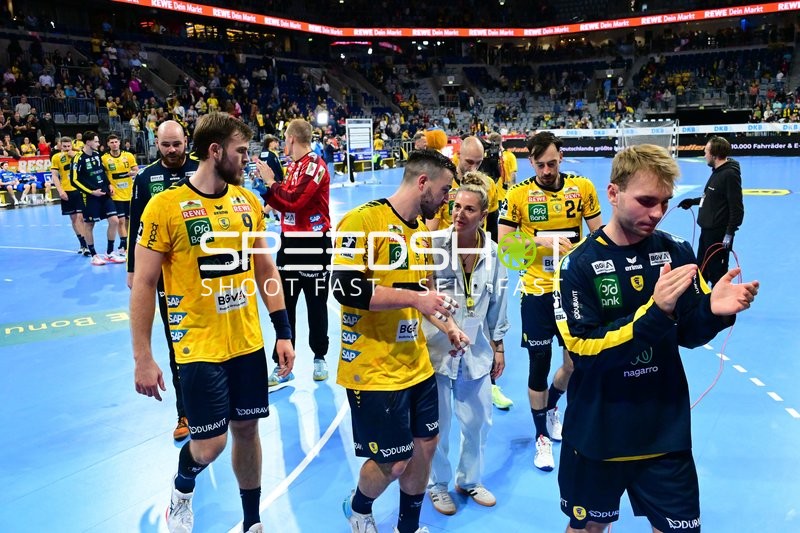 Spieler von Rhein Neckar Löwen verlassen das Spielfeld