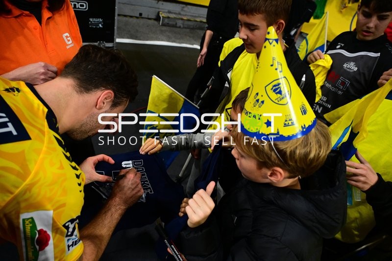 Spieler von Rhein Neckar Löwen gibt Autogramme