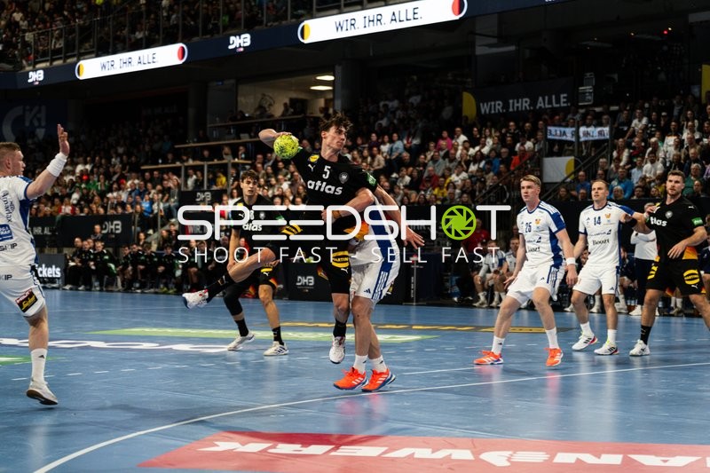 Miro Schluroff (5; Deutschland) im Zweikampf um den Ball