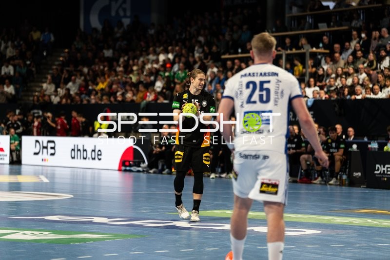 Juri Knorr (15; Deutschland) passt den Ball