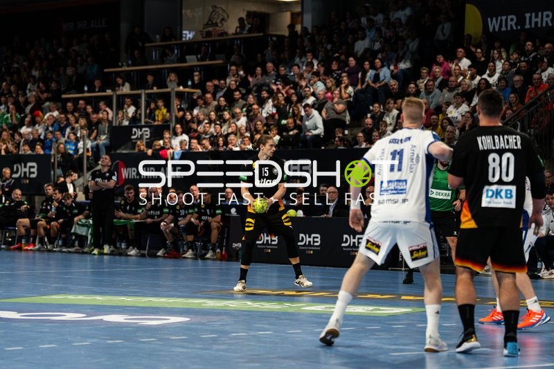 Juri Knorr (15; Deutschland) mit Ball in Aktion